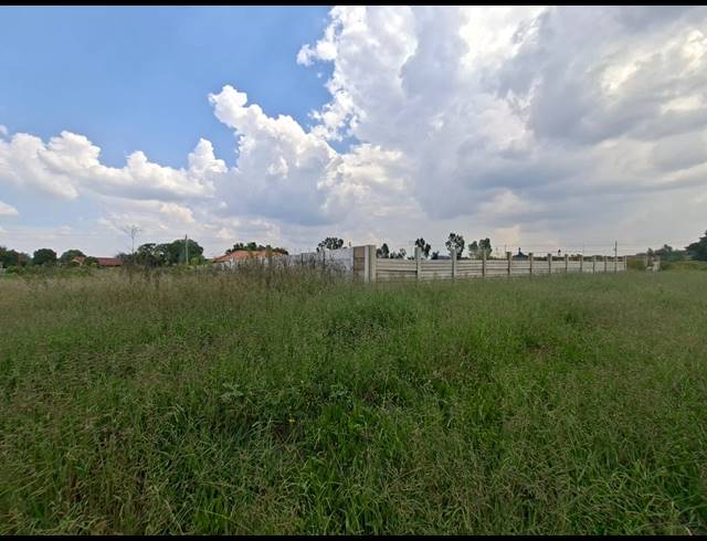 1,018M² VACANT LAND FOR SALE IN KOOKRUS